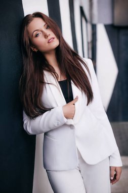 Beyaz takım elbiseli güzel bir kadının portresi.