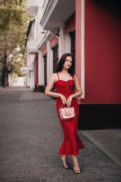 Красивая Молодая Женщина Красном Платье — стоковое фото