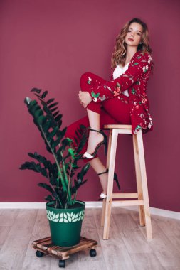 Kırmızı ceketli güzel bir kadının portresi.