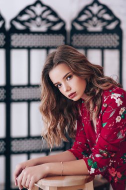 Kırmızı ceketli güzel bir kadının portresi.