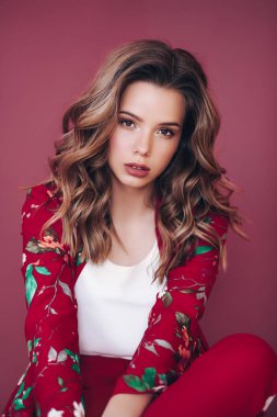 Kırmızı ceketli güzel bir kadının portresi.