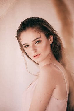 Uzun saçlı güzel bir genç kadının portresi.