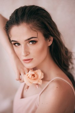 çiçek güzel bir genç kadın portresi