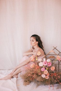 Çiçekli güzel bir genç kadının portresi.