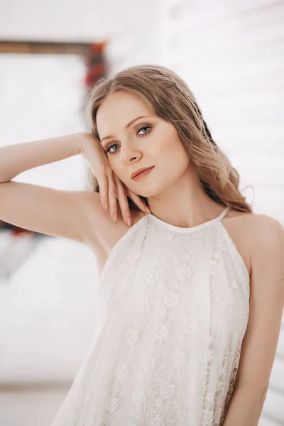 Retrato Bela Jovem Mulher Vestido Branco — Fotografia de Stock