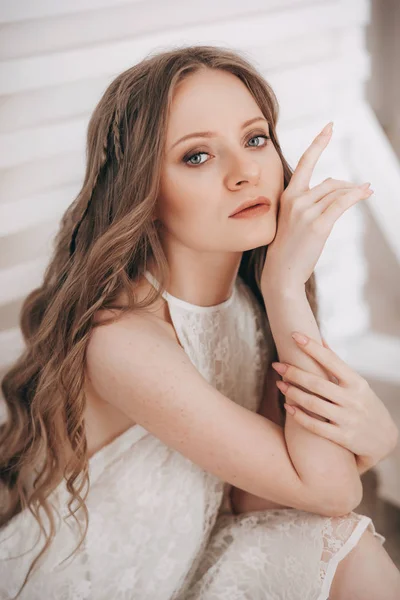 Retrato Bela Jovem Com Vestido Branco — Fotografia de Stock