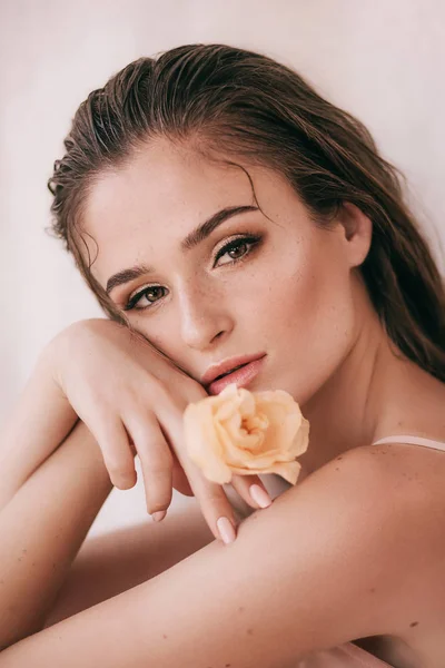 Retrato Una Hermosa Joven Con Flor — Foto de Stock