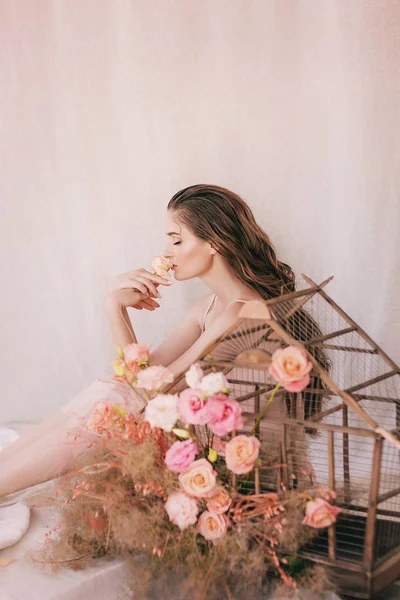 Portret Van Een Mooie Jonge Vrouw Met Bloemen — Stockfoto