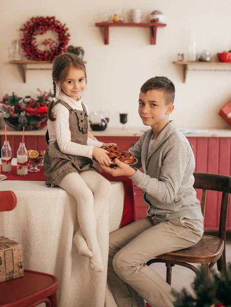 Mutlu Çocuklar Noel Mutfağında Poz Veriyor — Stok fotoğraf