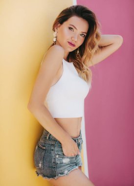 Beyaz bluzlu güzel sarışın bir kadının portresi.