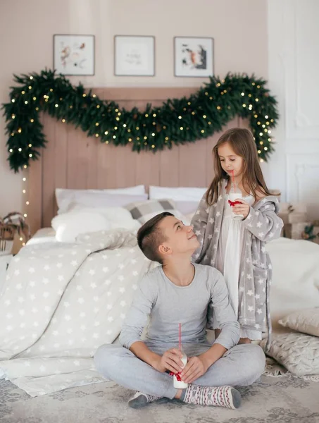 幸せな子供たちポーズでクリスマスインテリアとドリンク — ストック写真