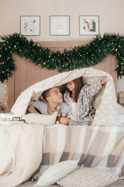 Mutlu Çocuklar Noel Poz Veriyorlar Kısımda Yatakta — Stok fotoğraf