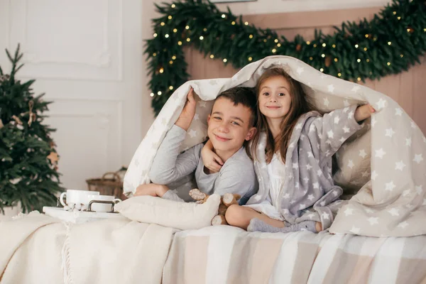 Счастливые Дети Позируют Рождественском Интерьере Постели — стоковое фото
