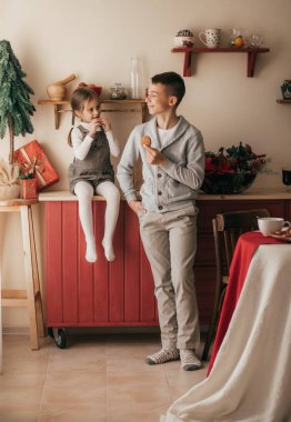 Noel 'de poz veren mutlu çocuklar