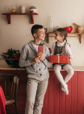 Noel 'de poz veren mutlu çocuklar