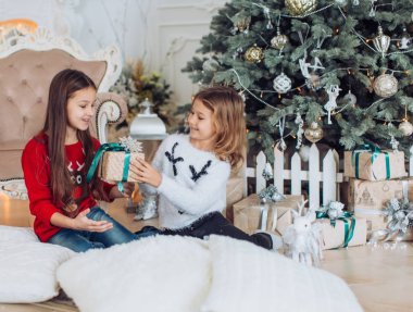 Noel arifesinde güzel küçük kızlar 