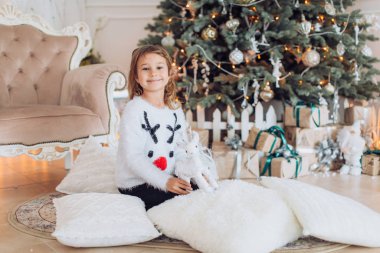 Noel ağacı arka plan üzerinde küçük kız 