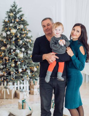 Sevimli küçük kız anne Noel iç poz ile  