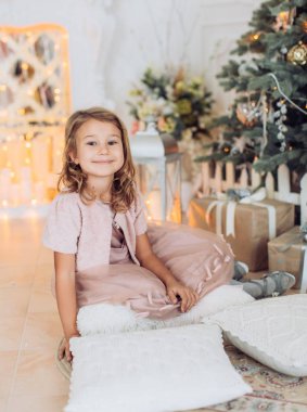 Noel ağacı arka plan üzerinde küçük kız  