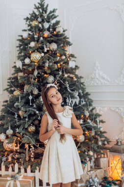 Noel ağacı arka plan üzerinde küçük kız  