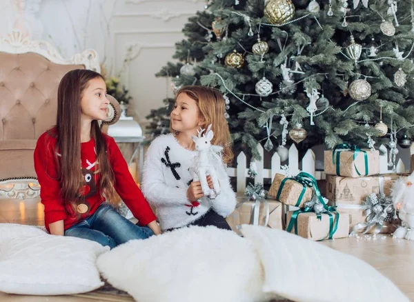 Hermosas Niñas Interior Navidad — Foto de Stock