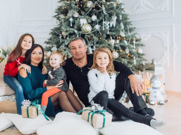 Padres Felices Con Hijas Posando Interior Navidad — Foto de Stock