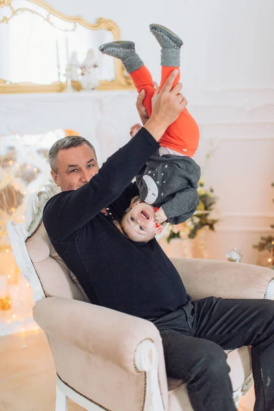 Linda Niña Padre Posando Interior Navidad —  Fotos de Stock