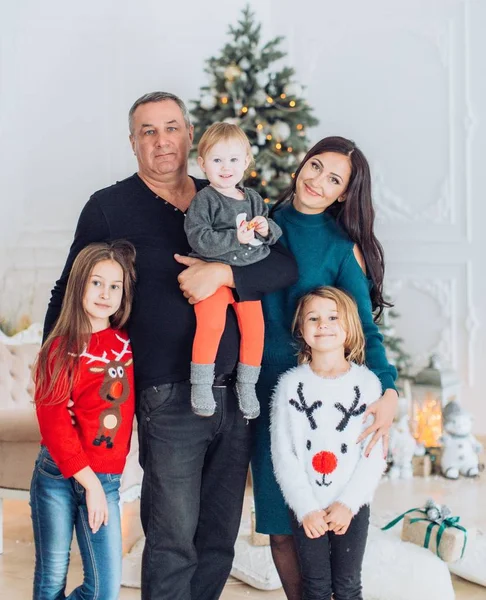 Padres Felices Con Hijas Posando Interior Navidad — Foto de Stock