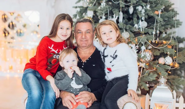 Feliz Padre Con Hijas Posando Interior Navidad — Foto de Stock