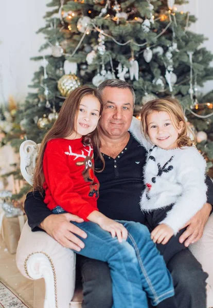 Feliz Padre Con Hijas Posando Interior Navidad — Foto de Stock