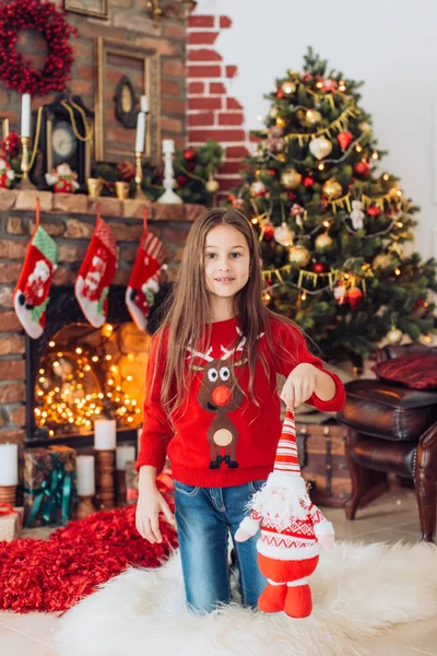 Niña Fondo Del Árbol Navidad — Foto de Stock