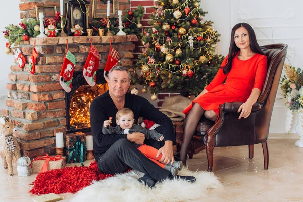 Linda Niña Con Los Padres Posando Interior Navidad — Foto de Stock