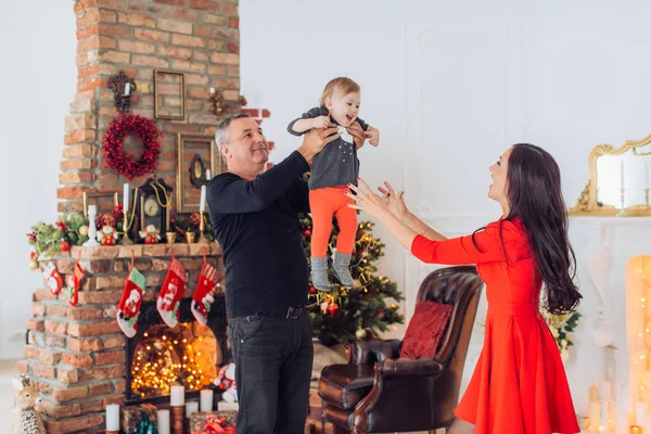 Linda Niña Con Los Padres Posando Interior Navidad — Foto de Stock