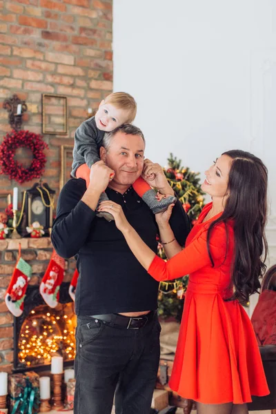 Linda Niña Con Los Padres Posando Interior Navidad — Foto de Stock