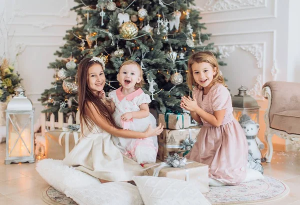 Mooie Kleine Meisjes Kerst Interieur — Stockfoto