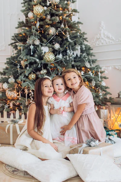 Красиві Маленькі Дівчата Різдвяному Інтер Єрі — стокове фото
