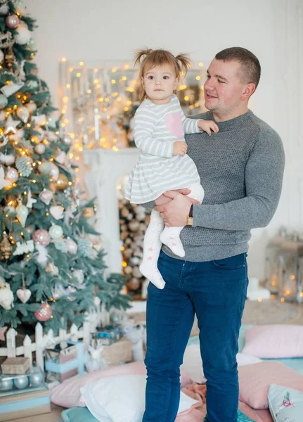 かわいい少女と父のクリスマスのインテリアでポーズ — ストック写真
