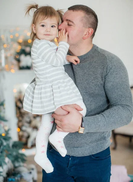 かわいい少女と父のクリスマスのインテリアでポーズ — ストック写真