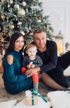 Sevimli küçük kız anne Noel iç poz ile 