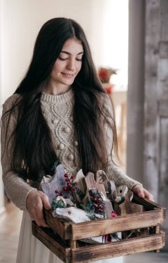 Noel arifesinde Noel süsleri olan güzel bir kadın. 