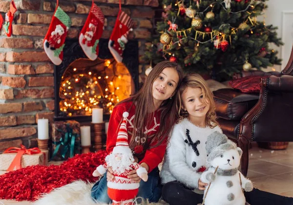 Hermosas Niñas Interior Navidad — Foto de Stock