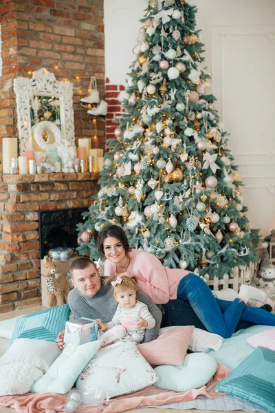 Linda Niña Con Los Padres Posando Interior Navidad — Foto de Stock