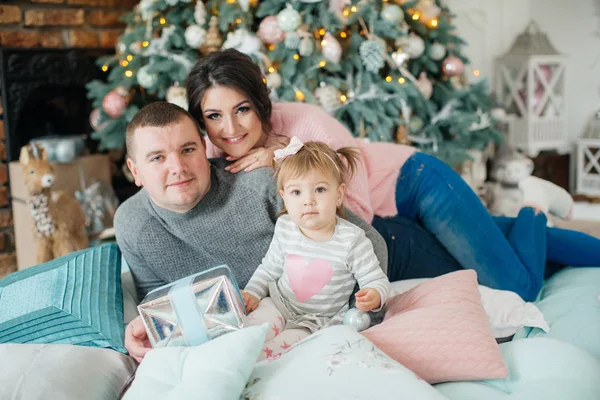 クリスマスのインテリアでポーズをとって両親とかわいい女の子 — ストック写真