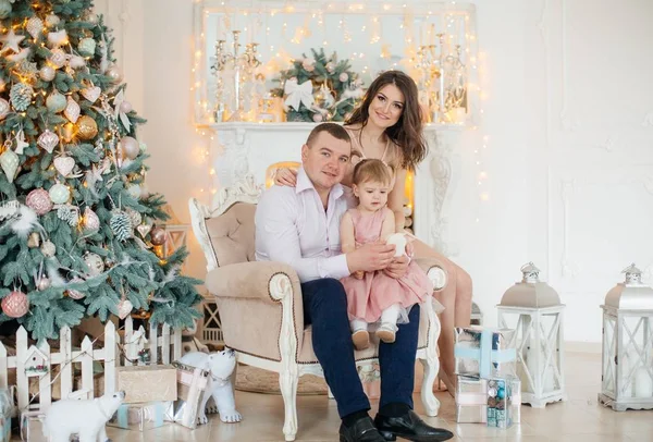クリスマスのインテリアでポーズをとって両親とかわいい女の子 — ストック写真