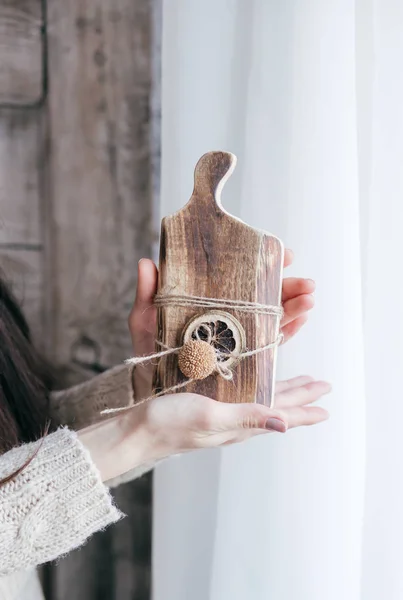 Hermosa Mujer Con Tablero Madera Interior Navidad —  Fotos de Stock