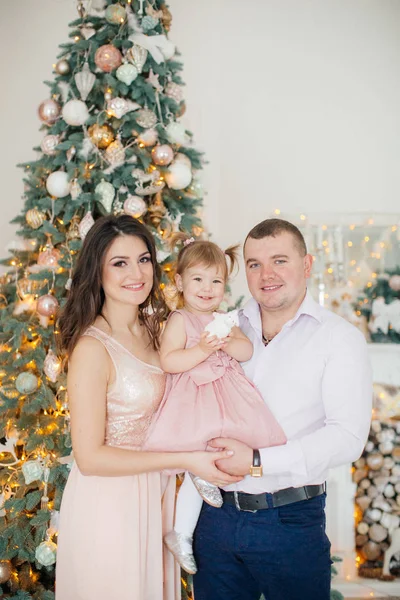 Menina Bonito Com Pais Posando Interior Natal — Fotografia de Stock
