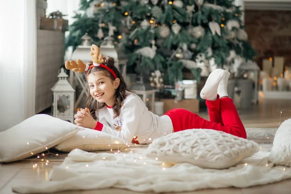 Küçük Kız Noel Poz Veriyor — Stok fotoğraf