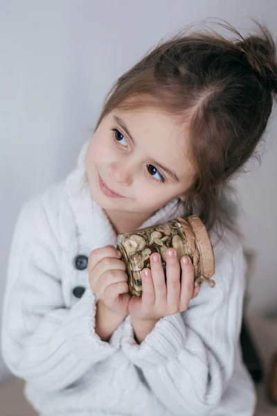 Bambina Posa Interni Natale Con Noci — Foto Stock