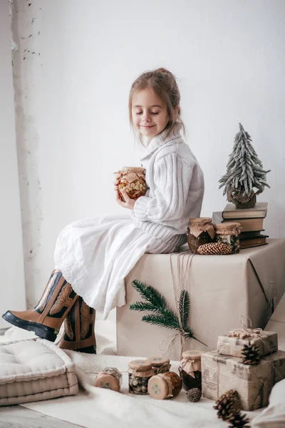 Kislány Pózol Karácsonyi Belső — Stock Fotó