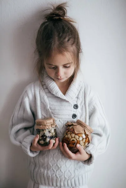 Bambina Posa Interni Natale Con Noci — Foto Stock